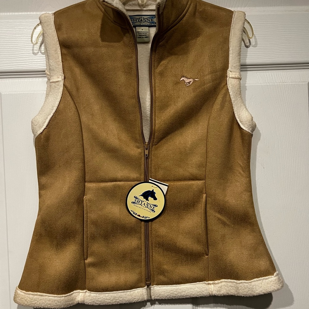 Shyanne Cream Fleece Vest size Small NWt